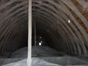 Charpente médiévale édifiée pour être vue d‘en bas avec ses pilastres décorés